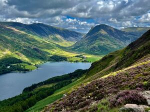 Wandelen in het noorden van het Lake District: Uitzicht over Buttermere richting Honister Pass