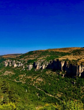3 natuurfenomenen in de Grands Causses: uitzicht over de Gorges de la Jonte vanaf het terras bij Grotte de Dargilan