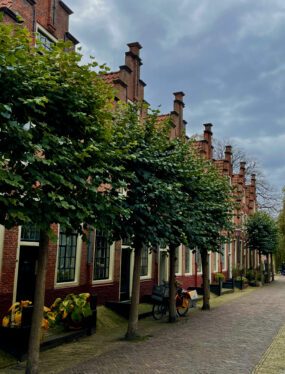 Stedentrip naar Haarlem: de prachtige huisjes aan Groot Heiligland in Haarlem