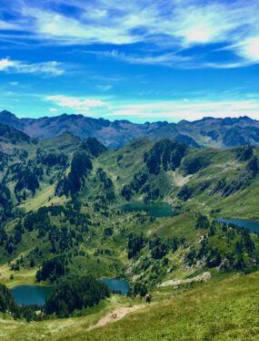 Wandelen in de oostelijke Pyreneeën: Uitzicht vanaf de Corneille de l'Ours richting de Étang Blue en Noir en met uitzicht op de Col de l'Euge