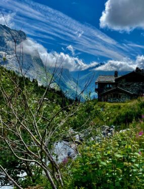 Wandelen in de Vanoise: terugblik op de Refuge des Barmettes richting het Lac de Vaches