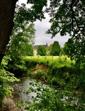 Wandelen in het Geuldal van Limburg: de Geul bij Valkenburg met op de achtergrond Kasteel Schaloen