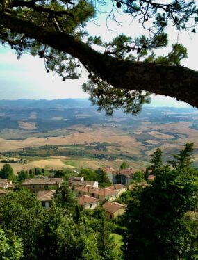 Korte stedentrips in Toscane: Uitzicht bij Volterra vanaf de Viale dei Ponti
