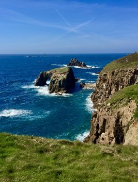 Wandelen in Cornwall met uitzicht op Carn Brâs Lighthouse tijdens de wandeling richting Nanjizal Beach