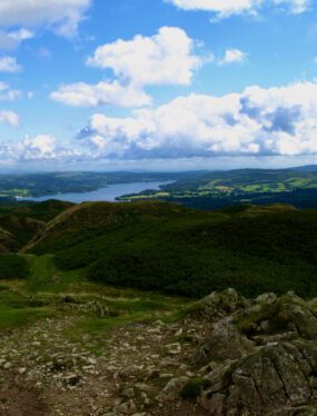 Wandelen in het hart van het Lake District: zicht vanaf Loughrigg Fell op Lake Windermere