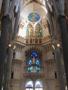 Een dagje Gaudi in Barcelona: Eén van de zijbeuken in het interieur van de La Sagrada Familia