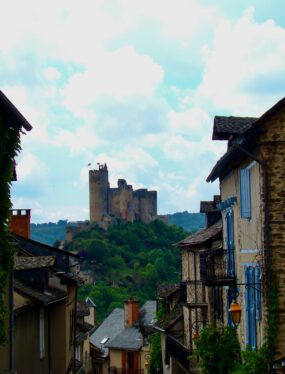 Bezienswaardigheden in de Aveyron: Het Château van Najac vanuit de Rue de Barriou