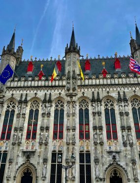 Vakantie in Vlaaderen: De façade van het Stadhuis van Brugge op de Burg