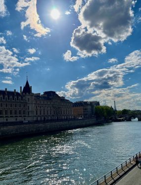 Stedentrip naar Parijs: De Conciergerie aan de Seine met op de achtergrond de Eiffeltoren