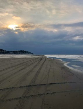 Vakantie op de Waddeneilanden: zonsondergang bij West-aan-Zee in februari
