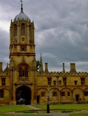 Vakantie in Oxford en The Cotswold: de beroemde Tom Tower boven de Tom Gate van Christ Church College