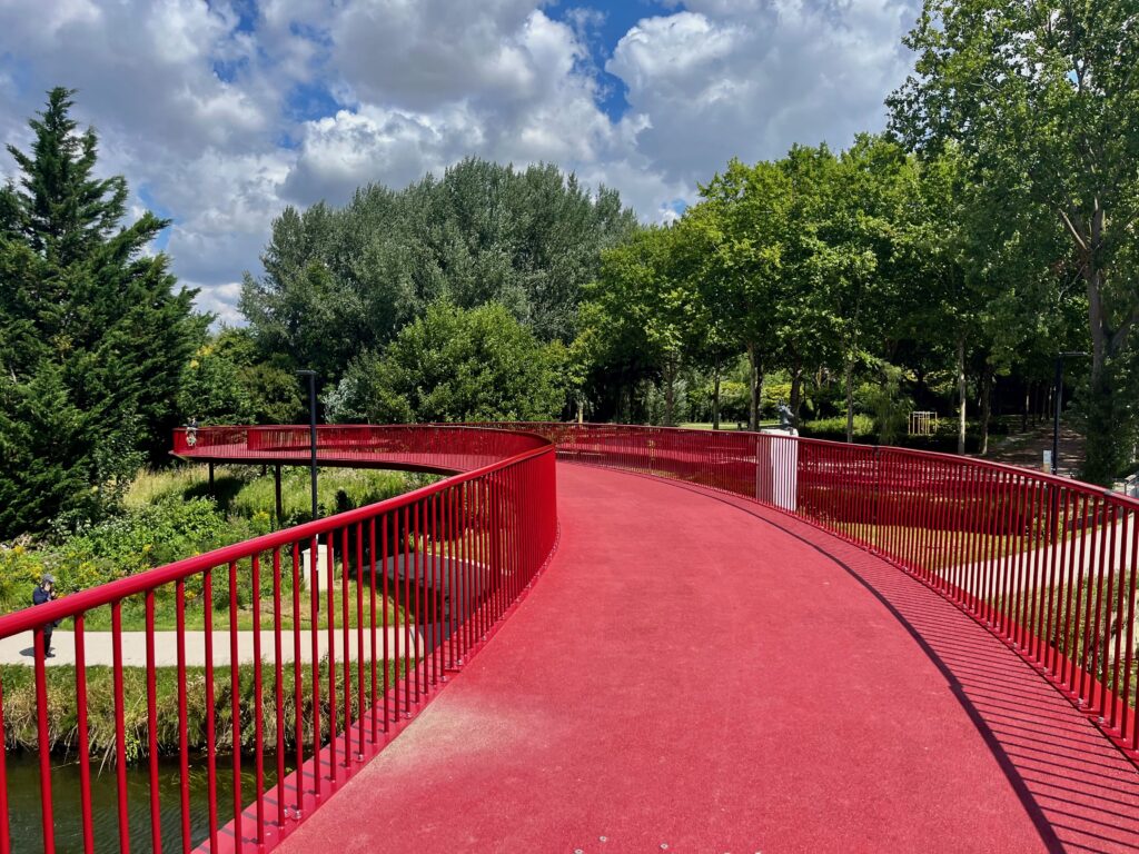 De brug over het Sommekanaal richting de Hortillonnages
