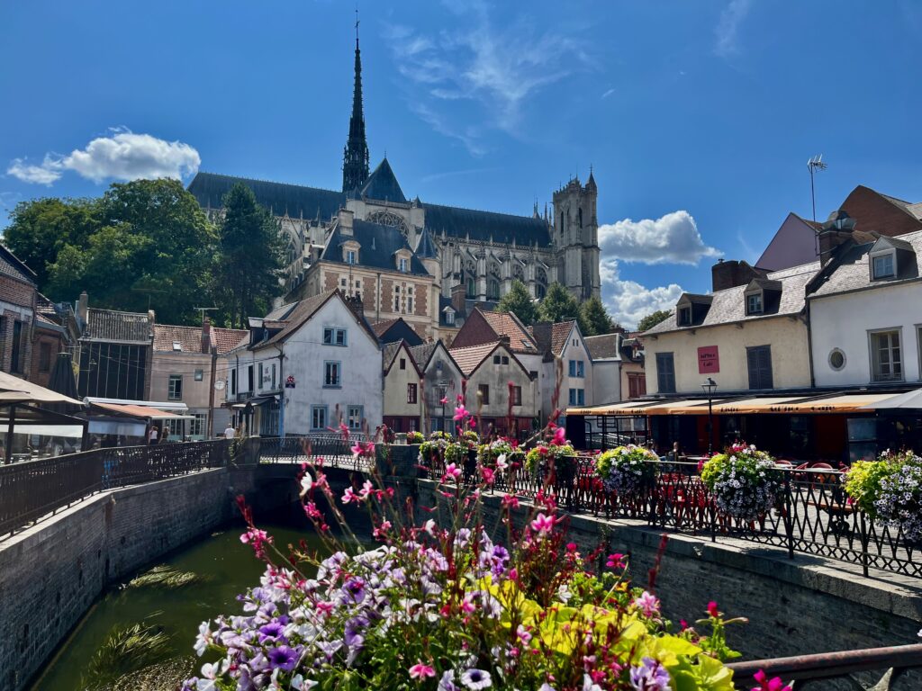De kathedraal en Saint Leu gezien vanaf de Quai Bélu