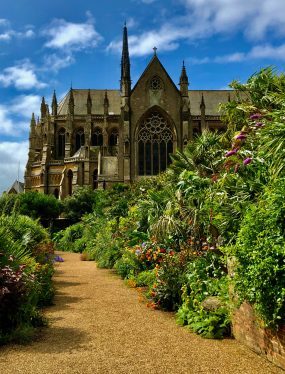 Vakantie in Zuid-Engeland: Arundel Cathedral vanuit de tuinen van Arundel Castle