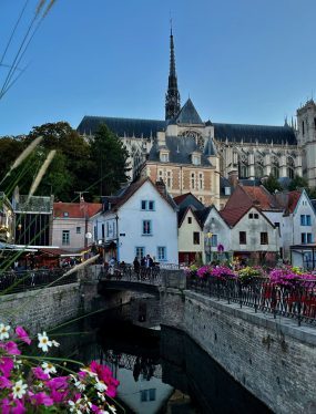 Vakantie in Noordwest-Frankrijk: De kathedraal van Amiens gezien vanuit de levendige wijk Saint-Leu