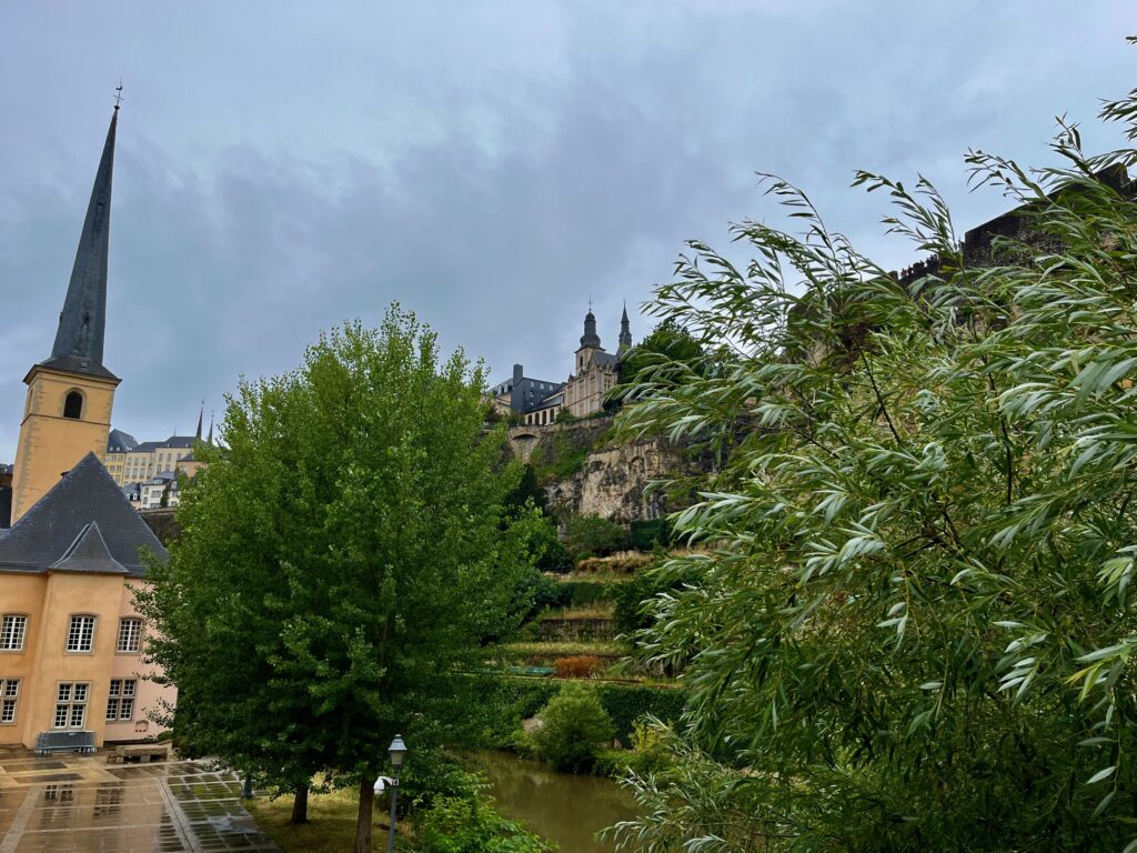 Zicht vanaf de sluis op de Ville-Haute