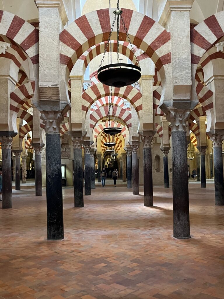 Vakantie in Andalusië: Het interieur van de Mezquita in Cordoba
