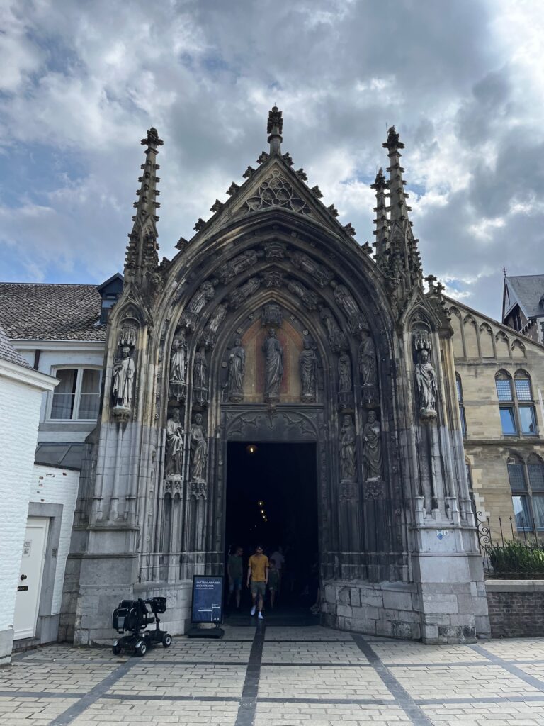 Stadswandeling door het OUDE MAASTRICHT: De ingang van de Sint-Servaas