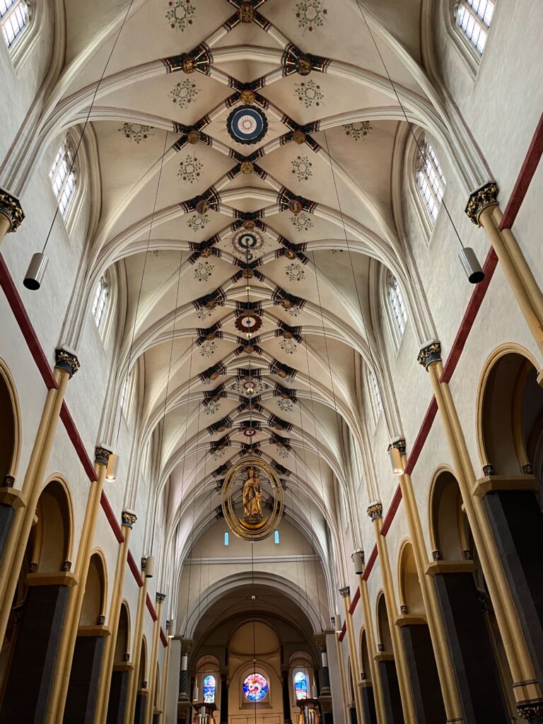 Stadswandeling door het oude Maastricht: De romaanse onderbouw en gotische bovenbouw van het schip van de Sint-Servaas