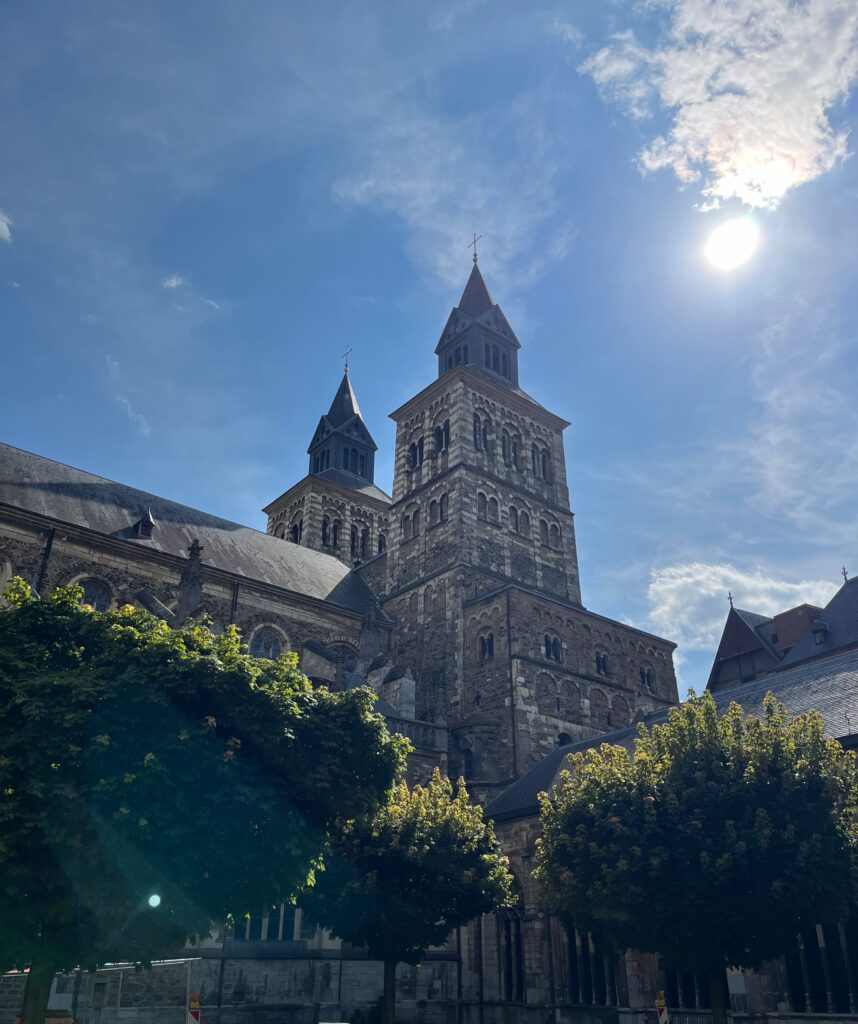 Stadswandeling door het oude Maastricht: De Sint-Servaas vanuit de kloostergang
