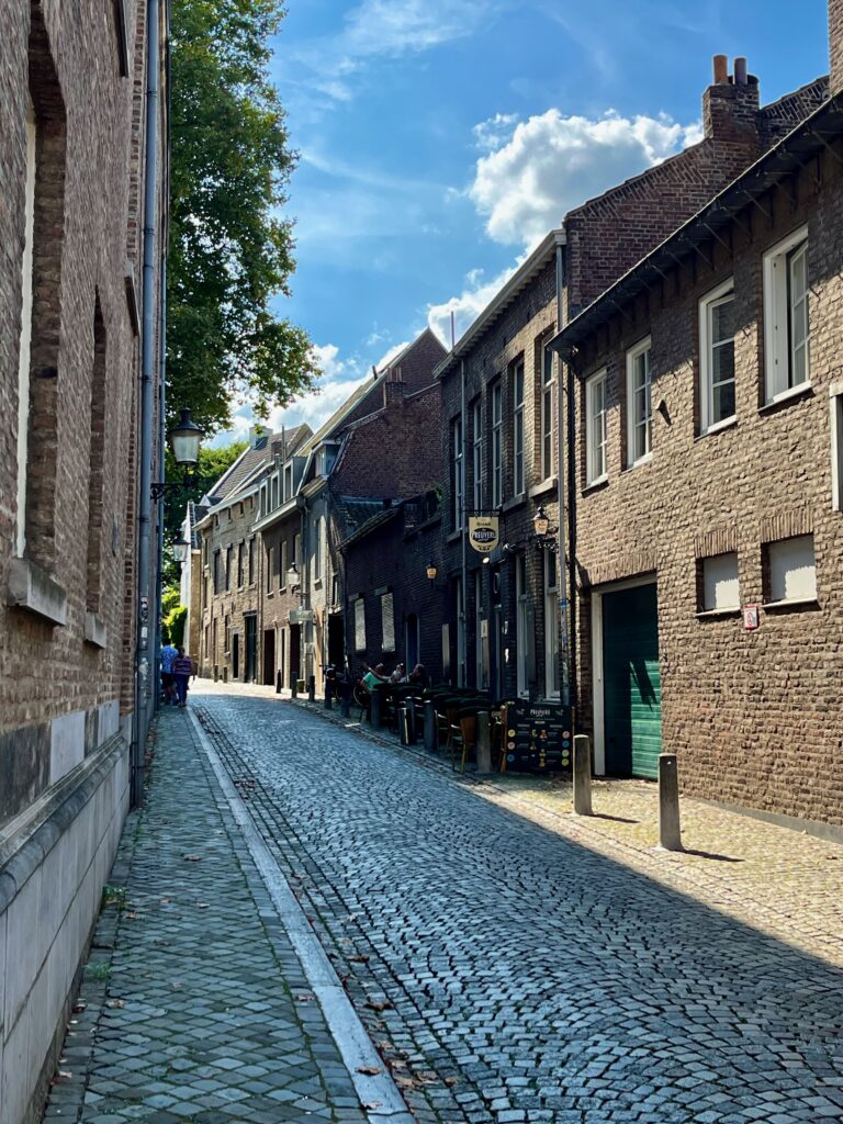 Een blik in de Kakeberg in het Jekerkwartier van Maastricht