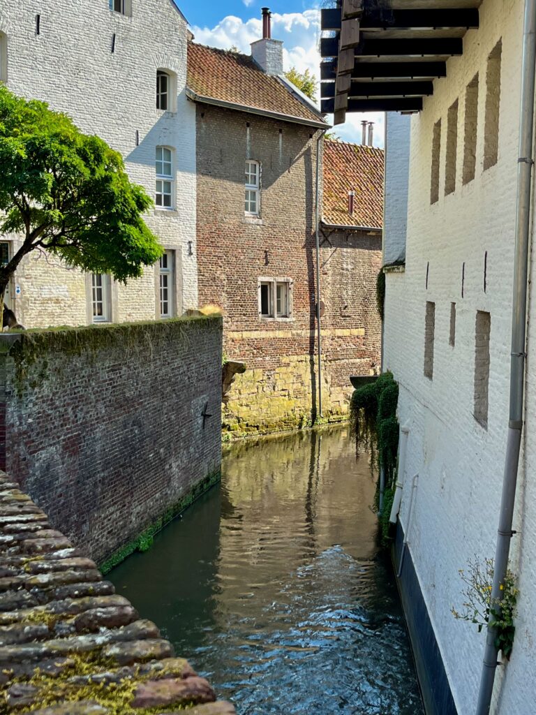 Stadswandeling door het oude Maastricht: Eerste blik op de Jeker in de Looiersgracht