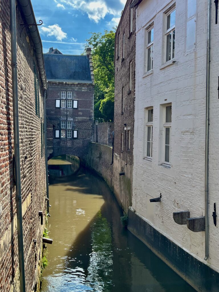 Tweede blik op de Jeker bij de Looiersgracht met het Huys op den Jeker