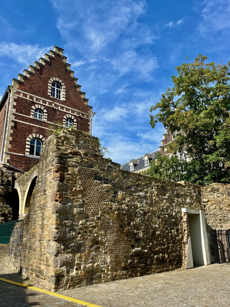 Deel van de eerste stadsmuur aan de Looiersgracht