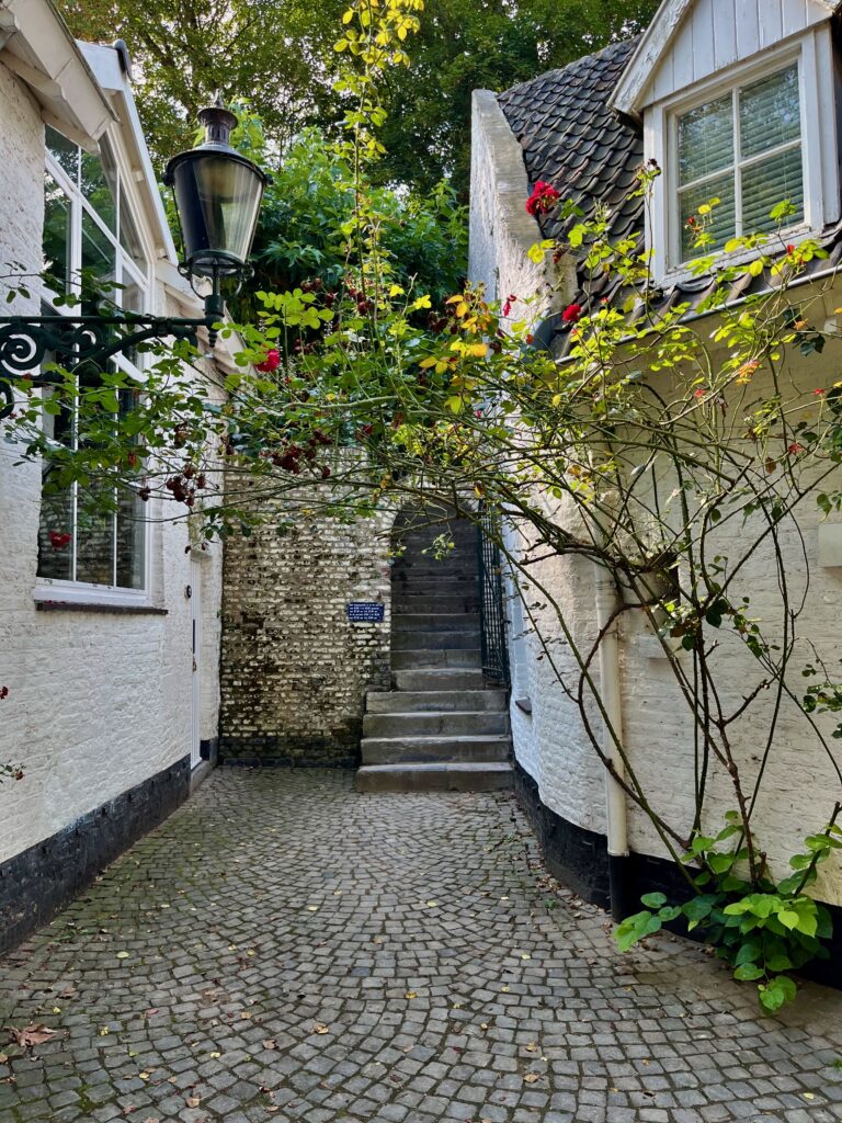 Richting stadsmuur achter de Weyermolens langs