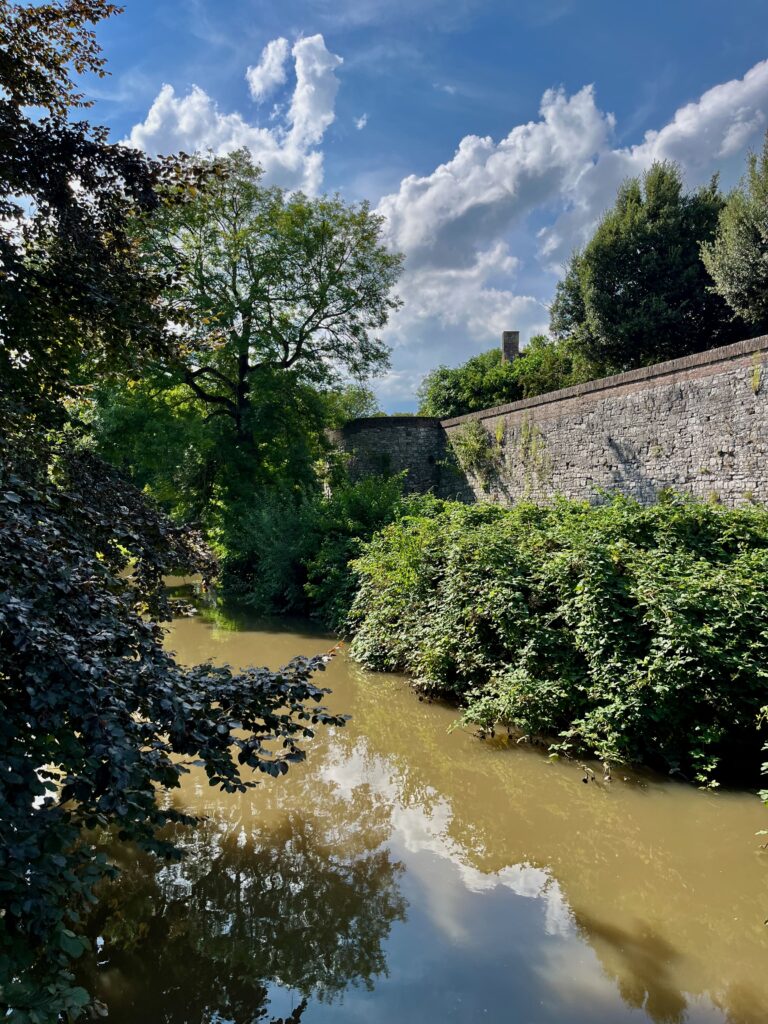 En uitzicht aan de overkant van deze brug