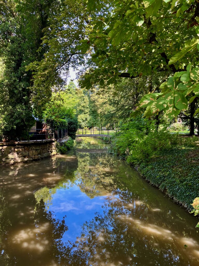 Blik op het Henri Hermanspark vanaf de gelijknamige weg
