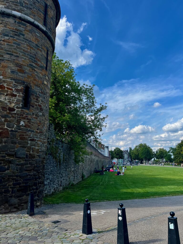 De Boompjes met de Jekertoren en de oude stadsmuur