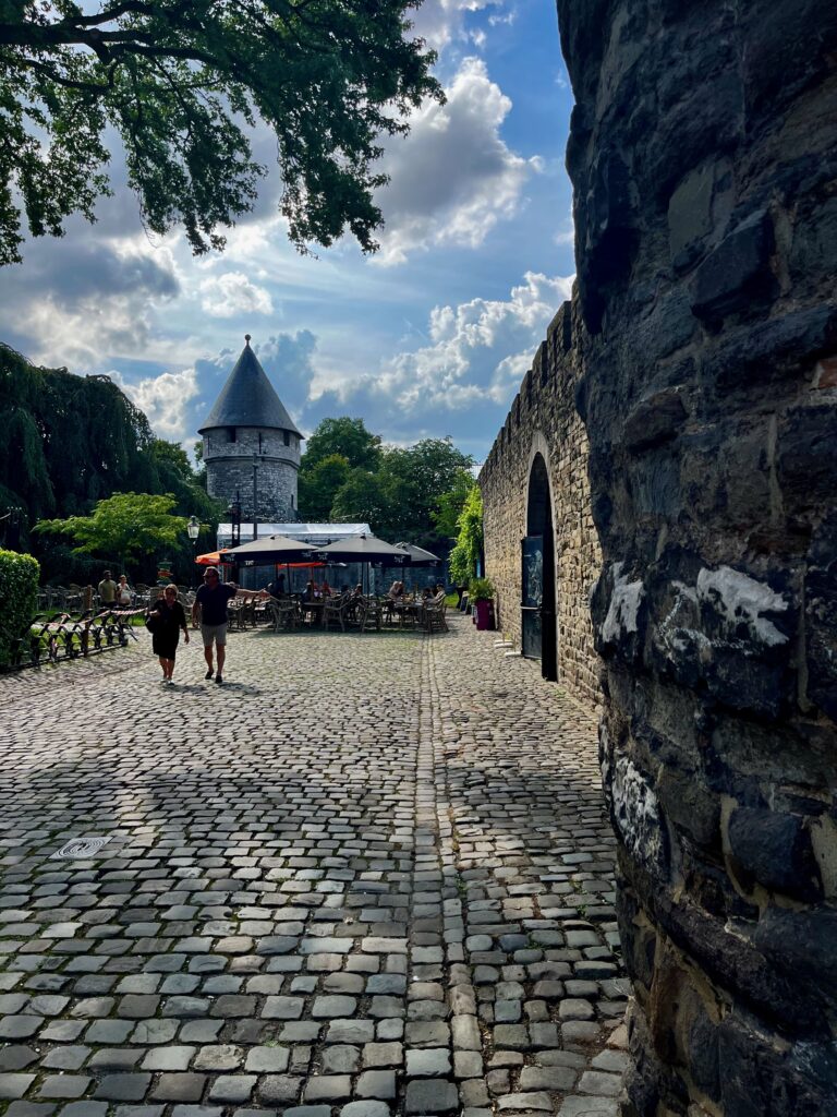 Kijkje vanaf de Helpoort naar de Pater Vincktoren en het Faliezusterspark