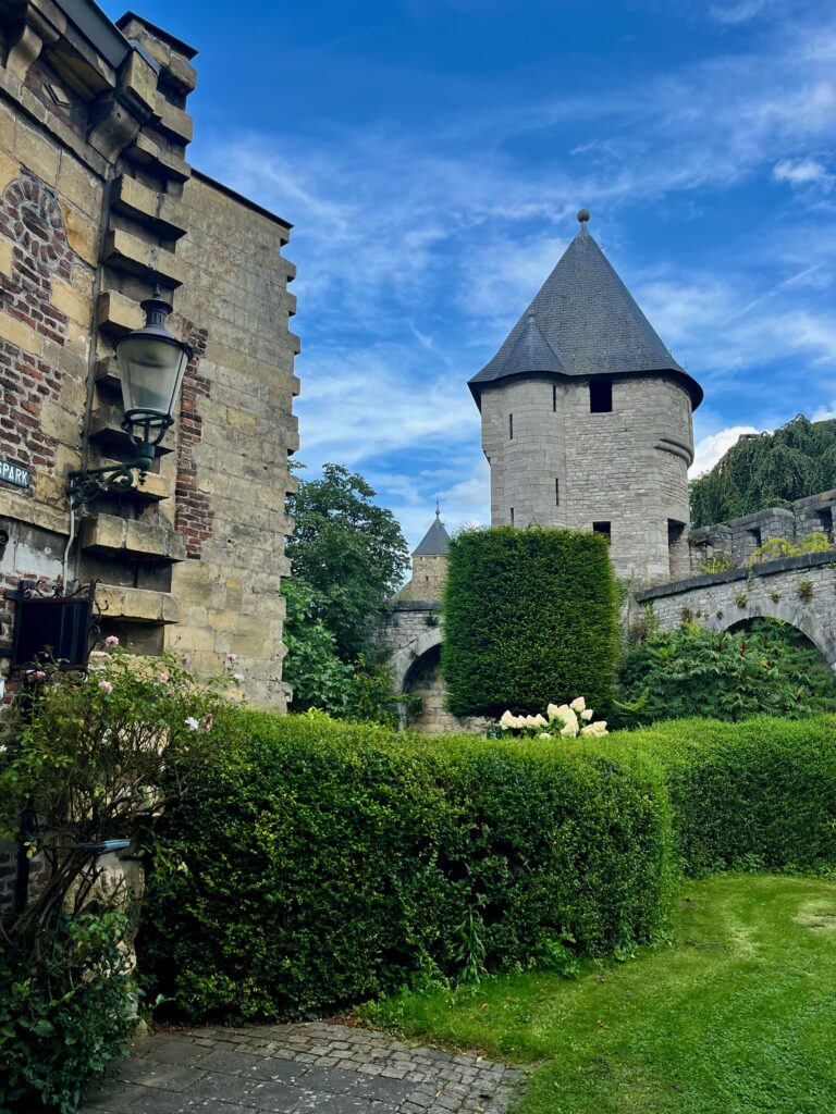 Stadswandeling door het oude Maastricht: Pater Vincktoren in het Faliezusterspark