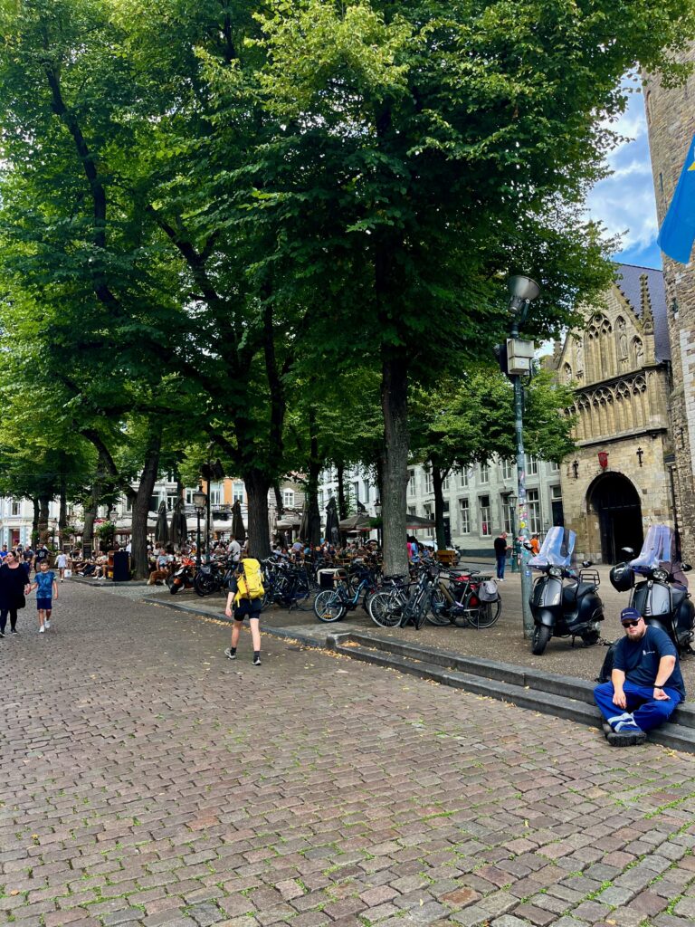 Eerste blik op het Onze-Lieve-Vrouweplein vanuit de Cortenstraat