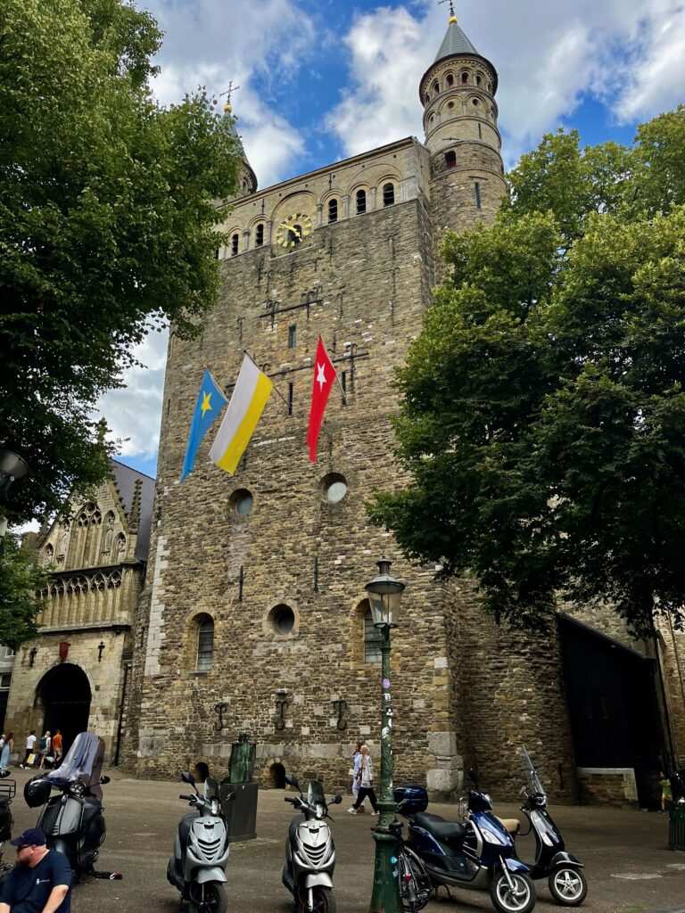 Het statige westwerk van de Onze-Lieve-Vrouwekerk