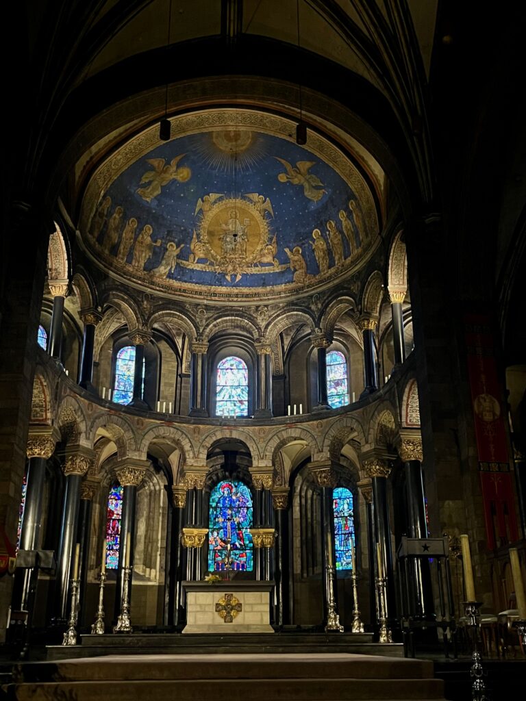 Het koor van de basiliek van de Onze-Lieve-Vrouwebasiliek van Maastricht