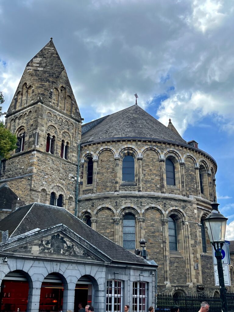 Stadswandeling door het oude Maastricht: De Onze-Lieve-Vrouwebasiliek aan de koorzijde aan de Graanmarkt