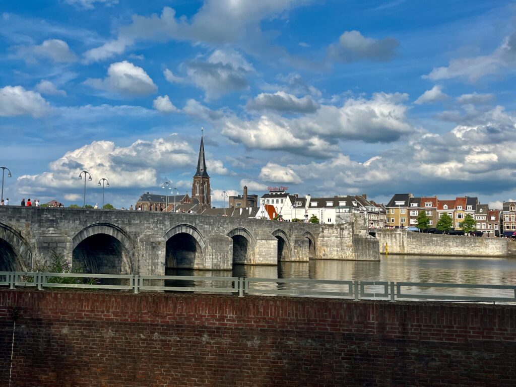 Stadswandeling door het oude Maastricht: Sint Servaasbrug vanaf de Vissersmaas