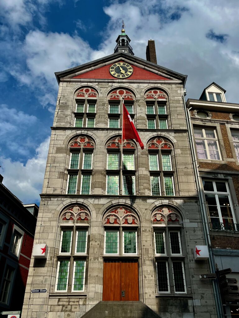Stadswandeling door het oude Maastricht: Het Dinghuis tegenwoordig in gebruik als VVV