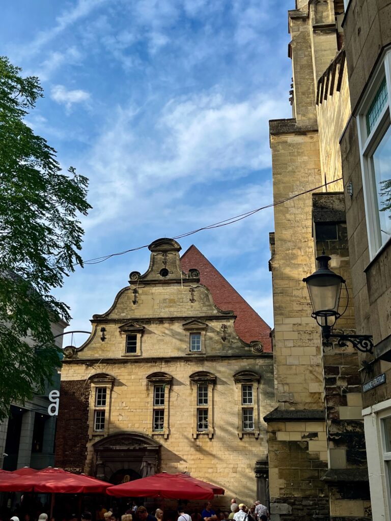 De Dominicanerkerkstraat met de toegang tot Entre-Deux