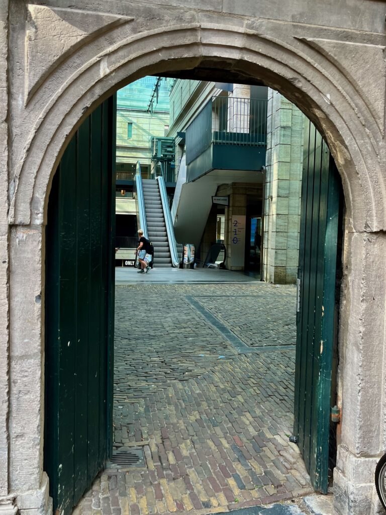 De stijlvolle toegangspoort tot Entre-Deux aan het Dominicanerplein