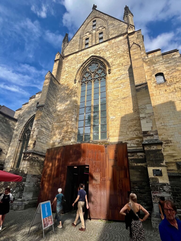 Stadswandeling door het oude Maastricht: De Dominicanerkerk met de toegang tot Boekhandel Dominicanen