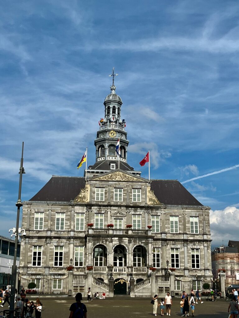Stadswandeling door het oude Maastricht: Het Stadhuis aan de Markt