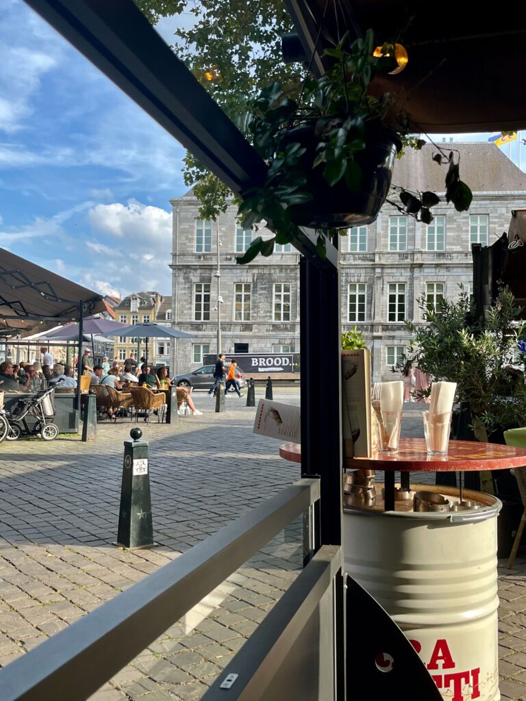 Uitzicht op het stadhuis vanaf het terras van Stappato