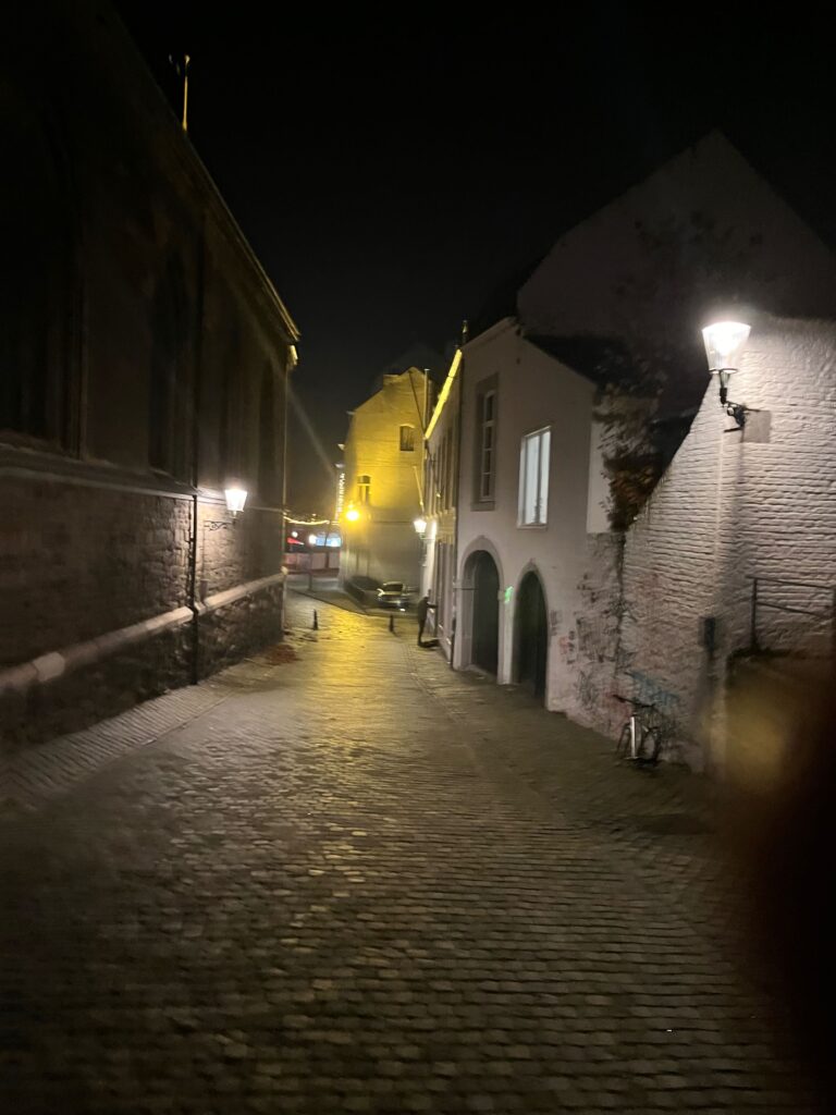 Het Hendric van Veldekeplein naast de Sint-Jan op een winteravond