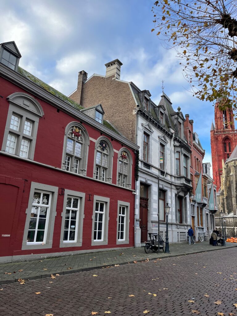 Stadswandeling door het oude Maastricht: Het Spaans Gouvernement in de typische rode kleur