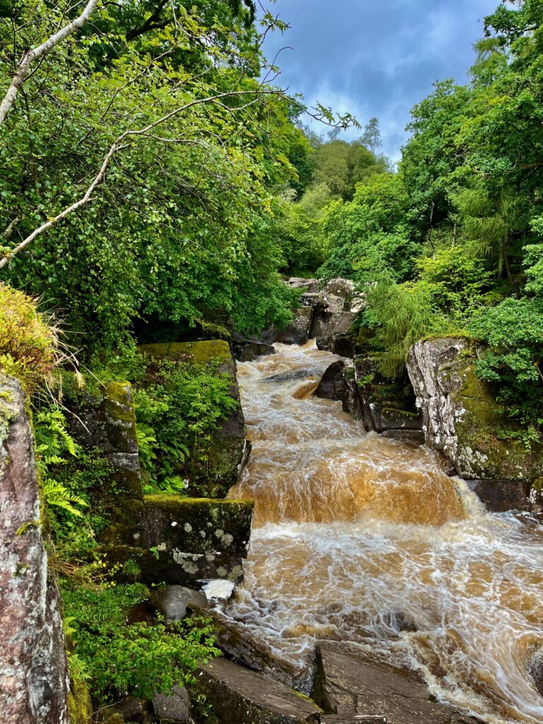 Camperreis door de Highlands: Bracklinn Falls bij Callander