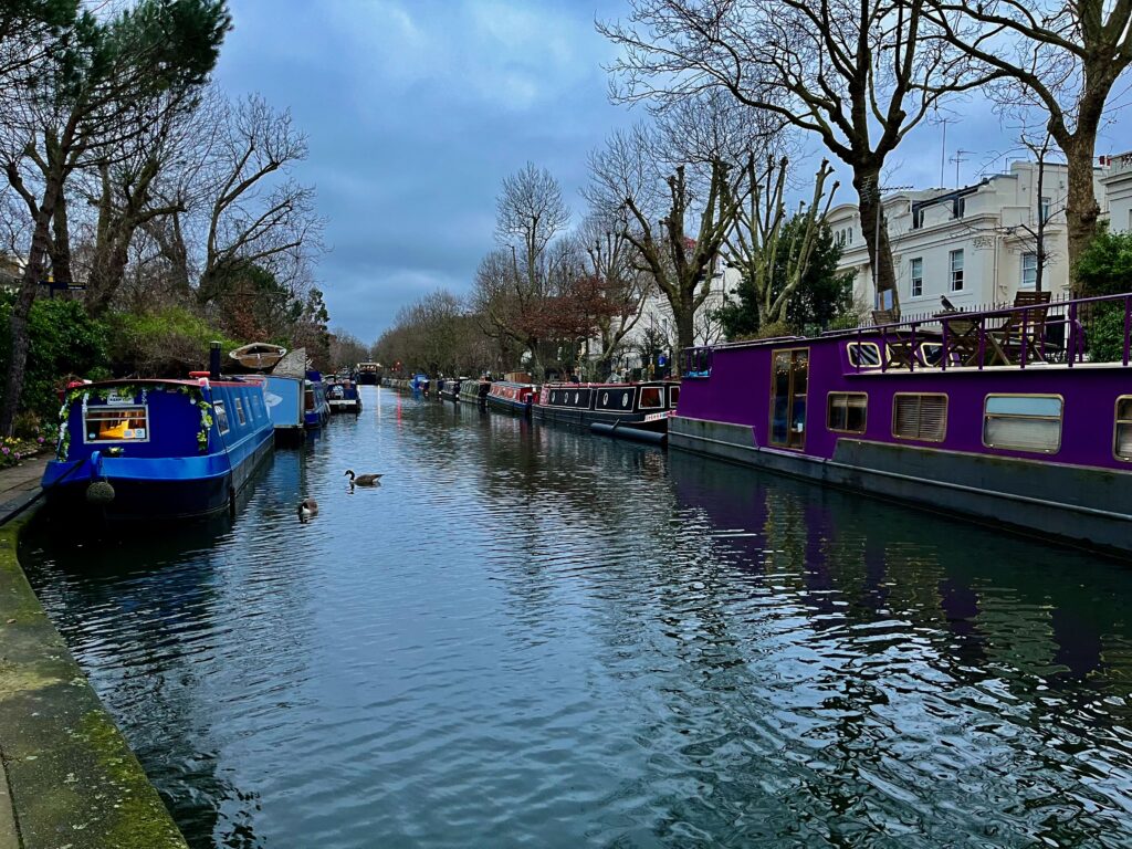 London Canal Walk: Narrow boats in Regent's Canal bij Little Venice