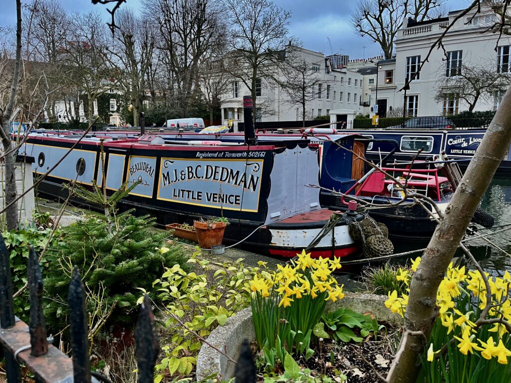 Narrowboats in Regent's Canal langs Blomfield Road